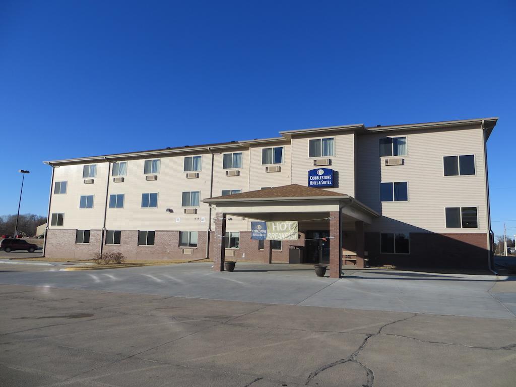 The Edgewood Hotel And Suites Fairbury Exterior photo