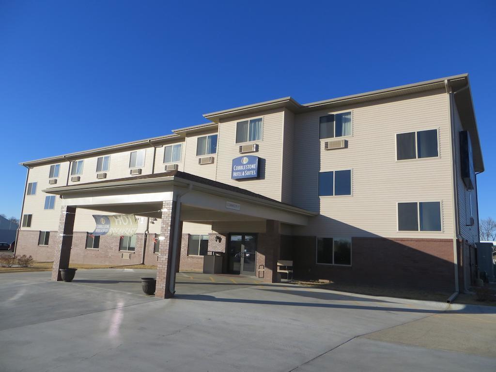 The Edgewood Hotel And Suites Fairbury Exterior photo