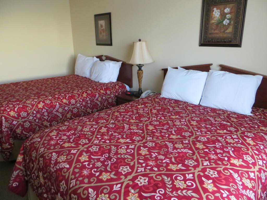 The Edgewood Hotel And Suites Fairbury Room photo