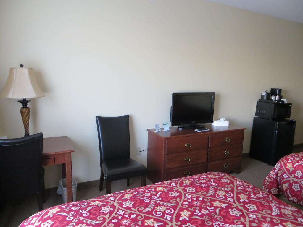 The Edgewood Hotel And Suites Fairbury Room photo