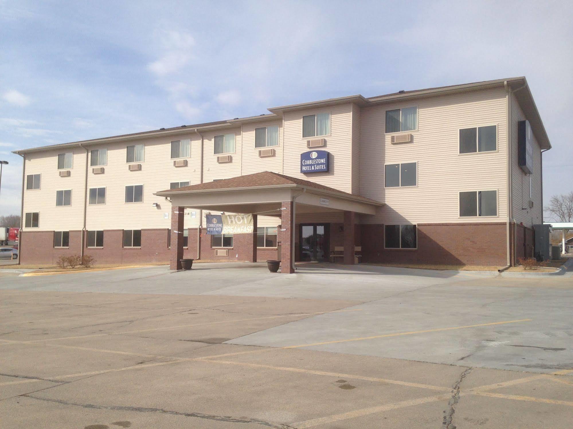 The Edgewood Hotel And Suites Fairbury Exterior photo