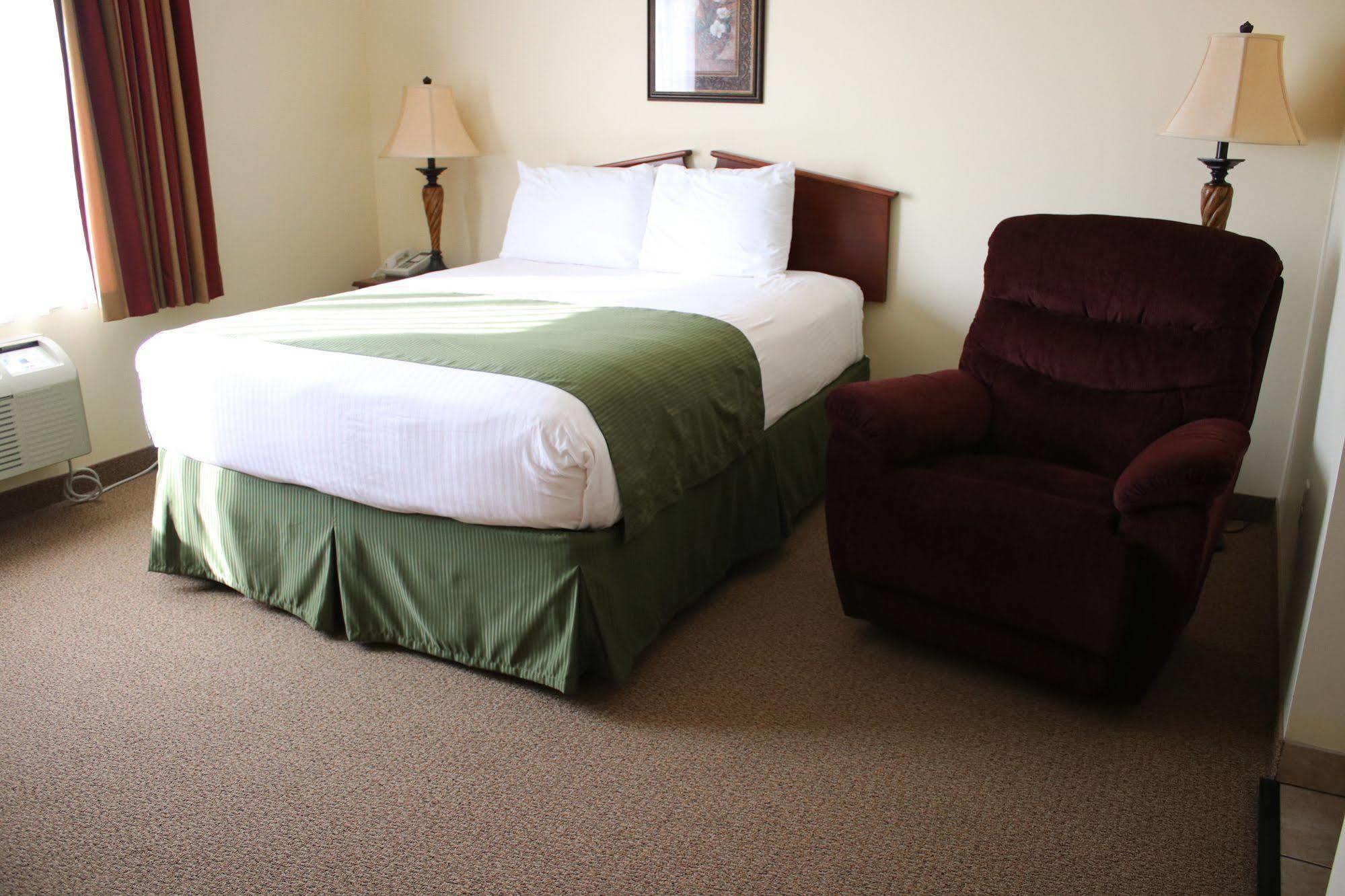 The Edgewood Hotel And Suites Fairbury Exterior photo