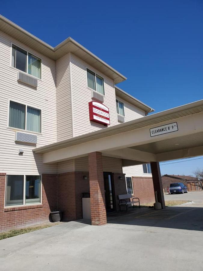 The Edgewood Hotel And Suites Fairbury Exterior photo
